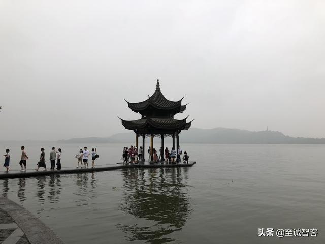 烟雨蒙蒙游西湖，时有落花至，追随流水香。西湖的美，真名不虚传