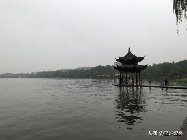 烟雨蒙蒙游西湖，时有落花至，追随流水香。西湖的美，真名不虚传