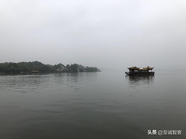 烟雨蒙蒙游西湖，时有落花至，追随流水香。西湖的美，真名不虚传