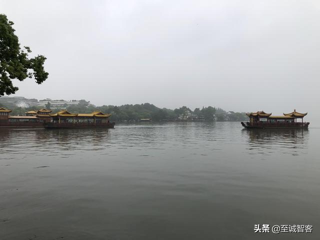 烟雨蒙蒙游西湖，时有落花至，追随流水香。西湖的美，真名不虚传