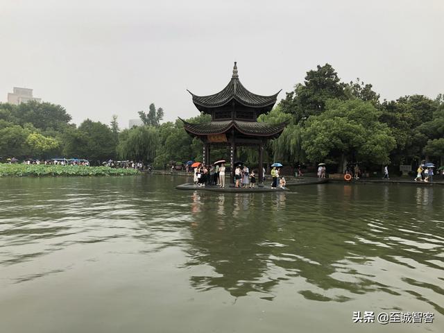 烟雨蒙蒙游西湖，时有落花至，追随流水香。西湖的美，真名不虚传