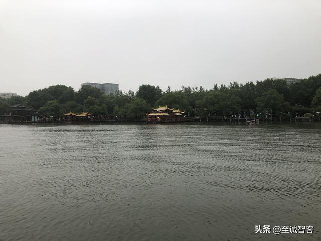 烟雨蒙蒙游西湖，时有落花至，追随流水香。西湖的美，真名不虚传