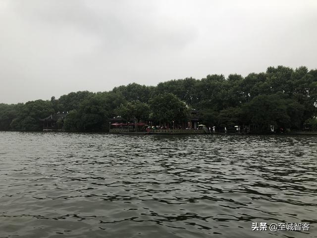 烟雨蒙蒙游西湖，时有落花至，追随流水香。西湖的美，真名不虚传