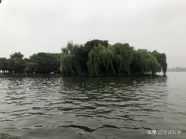 烟雨蒙蒙游西湖，时有落花至，追随流水香。西湖的美，真名不虚传