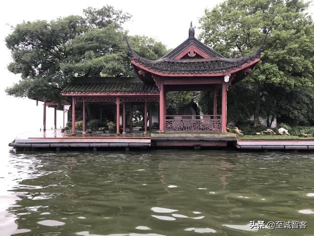 烟雨蒙蒙游西湖，时有落花至，追随流水香。西湖的美，真名不虚传