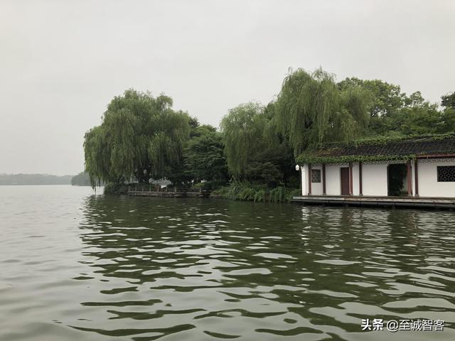 烟雨蒙蒙游西湖，时有落花至，追随流水香。西湖的美，真名不虚传