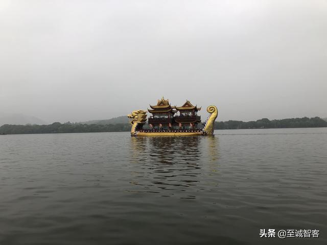 烟雨蒙蒙游西湖，时有落花至，追随流水香。西湖的美，真名不虚传