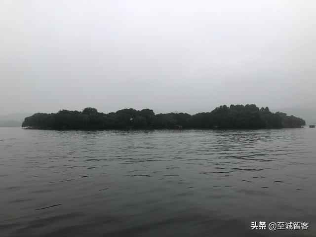 烟雨蒙蒙游西湖，时有落花至，追随流水香。西湖的美，真名不虚传