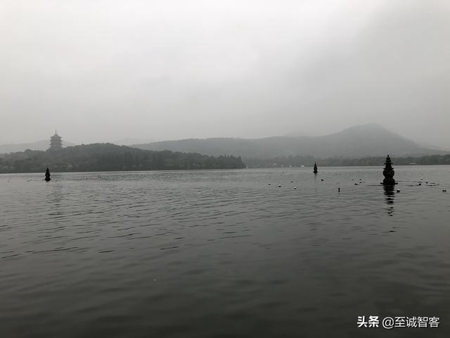 烟雨蒙蒙游西湖，时有落花至，追随流水香。西湖的美，真名不虚传