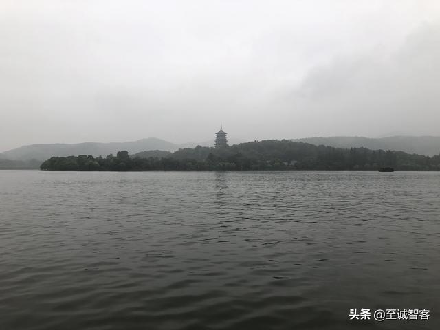 烟雨蒙蒙游西湖，时有落花至，追随流水香。西湖的美，真名不虚传