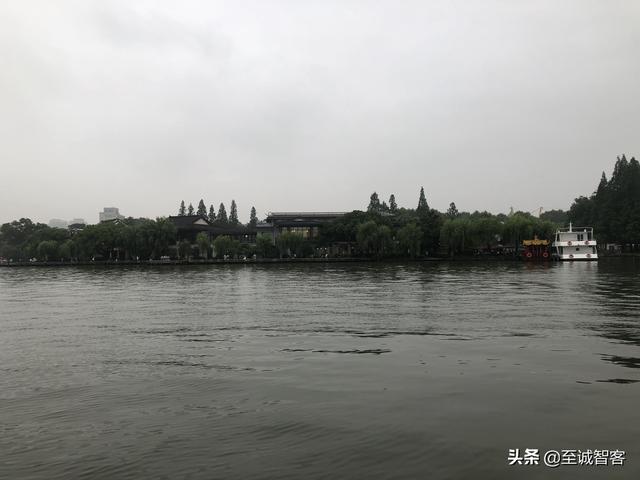 烟雨蒙蒙游西湖，时有落花至，追随流水香。西湖的美，真名不虚传