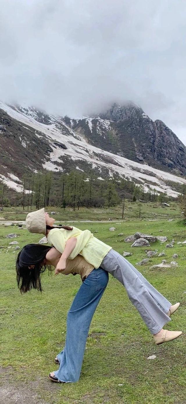 普通却让你感到温暖的友谊文案：要肩并肩而立一起成为更好的大人