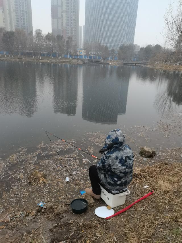 周末哥俩在河边聚一聚，雪中钓板鲫完美收杆