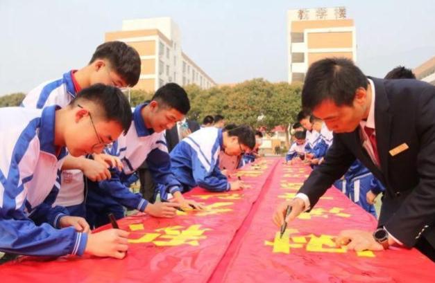 高三班级硬核标语条幅走红，幽默又励志，多年再回首依然热血沸腾