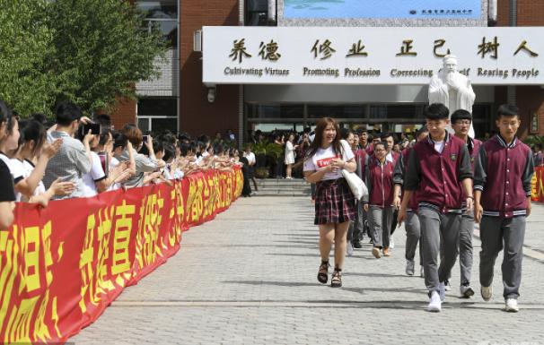 高三班级硬核标语条幅走红，幽默又励志，多年再回首依然热血沸腾