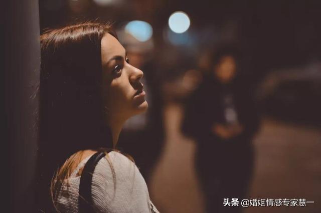 已婚女人的婚姻感悟：婚姻就是一个人走夜路，迷失方向看不清前路