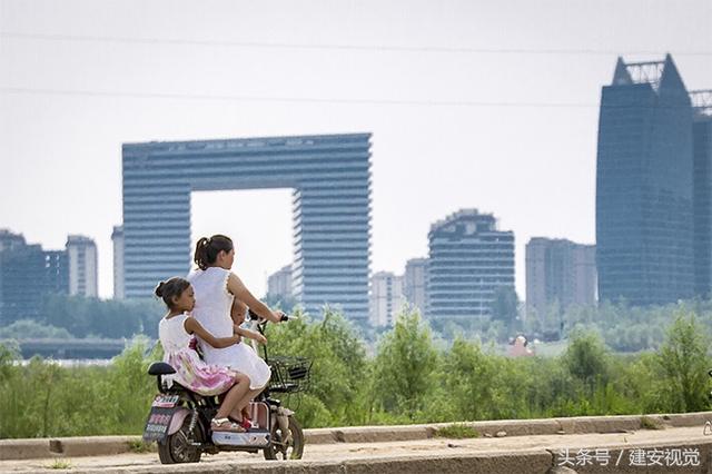 上梁大吉：河南一家房地产开发商杀猪放炮庆贺楼房封顶