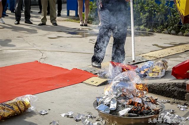 上梁大吉：河南一家房地产开发商杀猪放炮庆贺楼房封顶