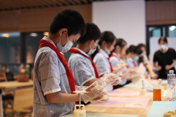 这个中秋又香又甜！小学生自己动手插花、做月饼