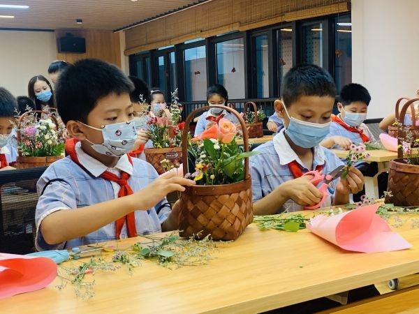 这个中秋又香又甜！小学生自己动手插花、做月饼