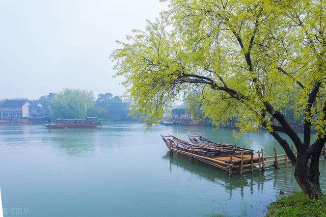 浮云一别后，流水十年间。愿尘世间所有的相遇，都是久别重逢