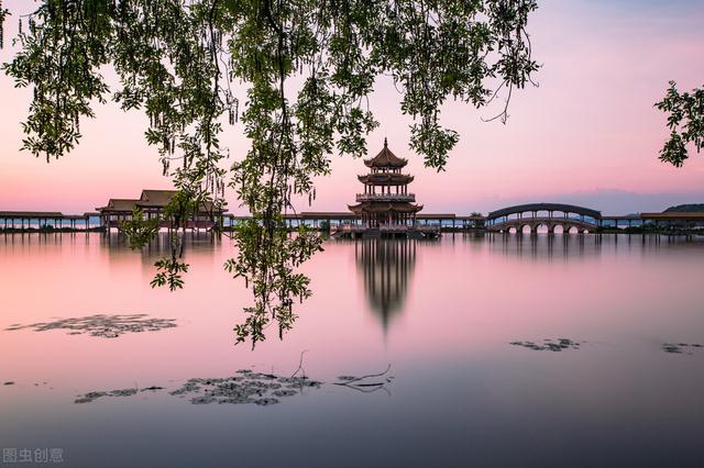 浮云一别后，流水十年间。愿尘世间所有的相遇，都是久别重逢