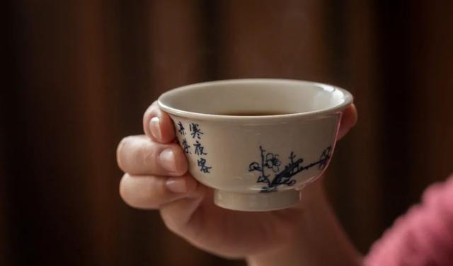 有梅有月，伴友伴茶，一杯在手，便是闲适之答