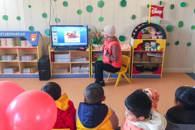 昆明睿思幼儿园~小可爱新春送祝福啦