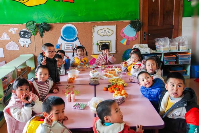 昆明睿思幼儿园~小可爱新春送祝福啦