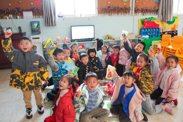 昆明睿思幼儿园~小可爱新春送祝福啦