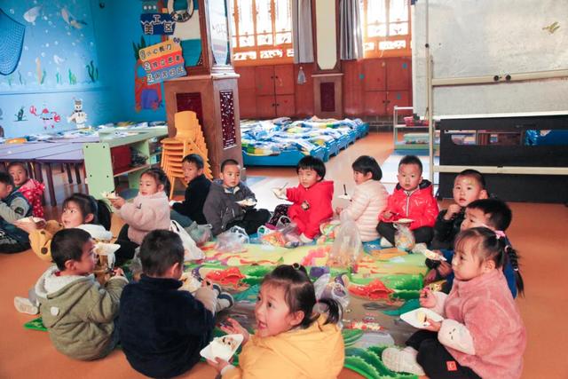 昆明睿思幼儿园~小可爱新春送祝福啦