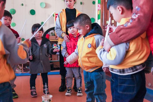 昆明睿思幼儿园~小可爱新春送祝福啦