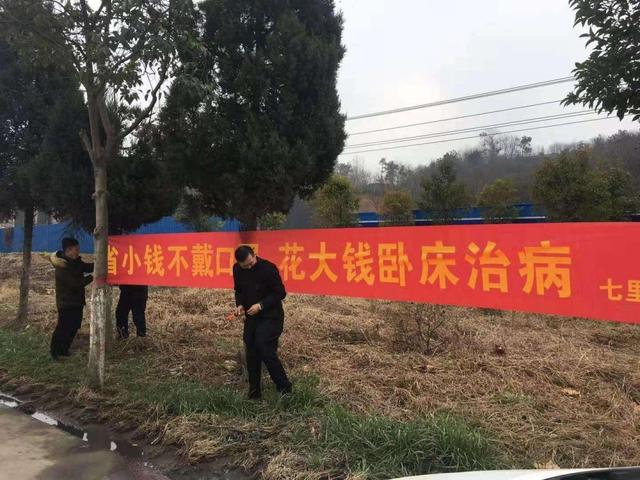 看看这几条标语横幅，你就明白为什么要依靠人民群众了