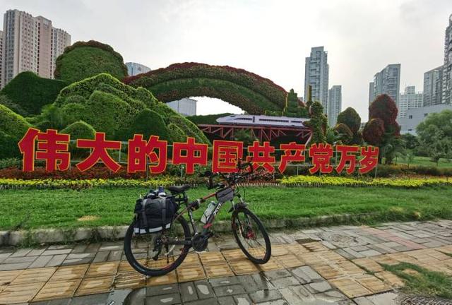 浙江树人大学这个男生有点酷！单骑千里为红旅，救灾抢先他先行