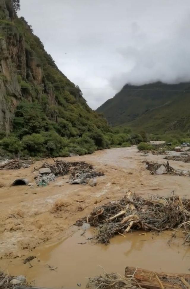 47岁吴京拍戏又遇山洪！独自蹲在水边太危险，愁容满面背影显落寞