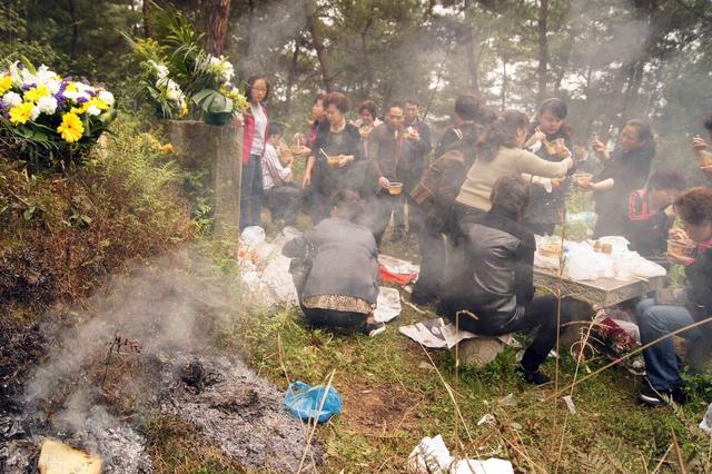 清明上坟有哪些讲究？“前三后四，左五右六”指啥，别被笑话了