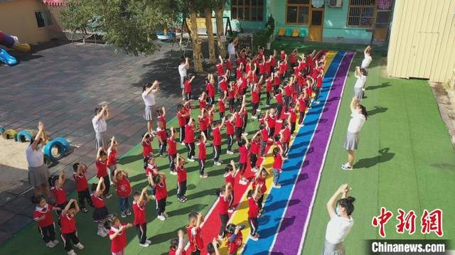 迎接教师节 河北博野学生“花式表白”谢师恩