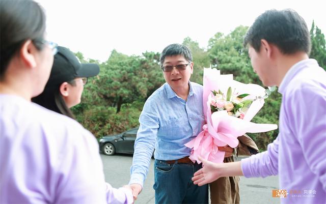 给老师送花怎么选？献花还有这讲究