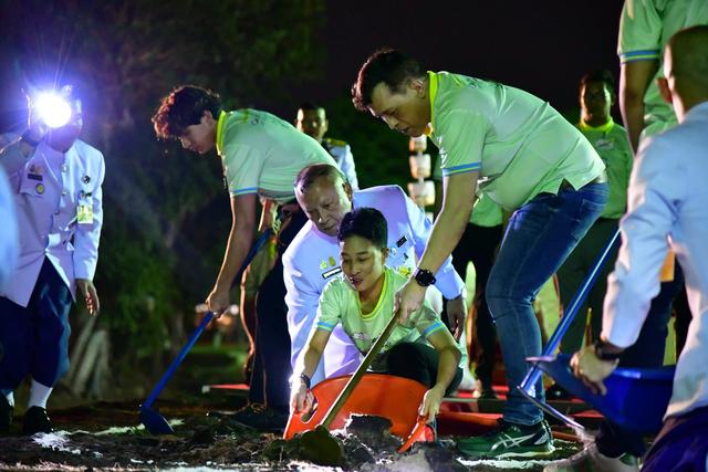 诗妮娜“一家四口”首亮相！同穿示爱T恤真有爱，泰王乐得像小伙