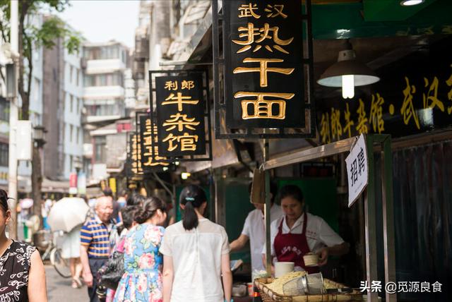 这10种街头早餐，是武汉特色小吃的一部分，花样多，一个月不重样