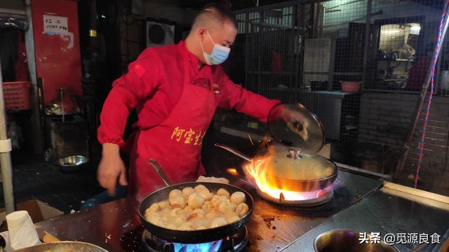 这10种街头早餐，是武汉特色小吃的一部分，花样多，一个月不重样