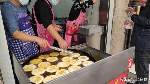 这10种街头早餐，是武汉特色小吃的一部分，花样多，一个月不重样