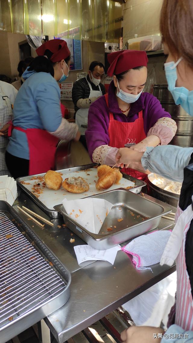 这10种街头早餐，是武汉特色小吃的一部分，花样多，一个月不重样