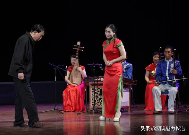 长子鼓书《金镖记和抢毡帽》等节目在潞州剧院表演