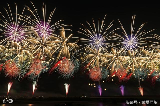 堕地忽惊星彩散 飞空旋作雨声来 这些或许是赞美烟花的最美诗句