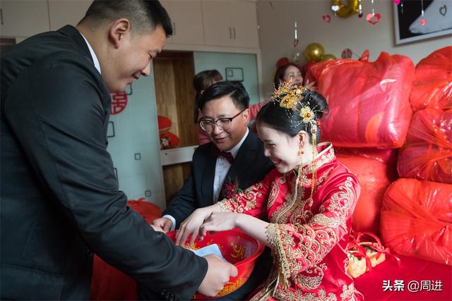 一个婚礼两套仪式，传统与现代兼顾，土家族婚礼上才有的奇观