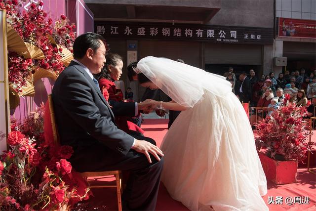 一个婚礼两套仪式，传统与现代兼顾，土家族婚礼上才有的奇观