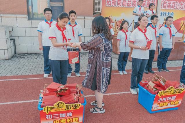 送糕粽礼盒，自创励志口号 学校为中考学子“花式”加油