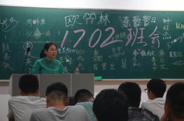 “我家是收废品的”，女大学生自我介绍获称赞，自信的女孩真美