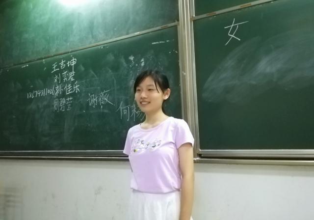 “我家是收废品的”，女大学生自我介绍获称赞，自信的女孩真美